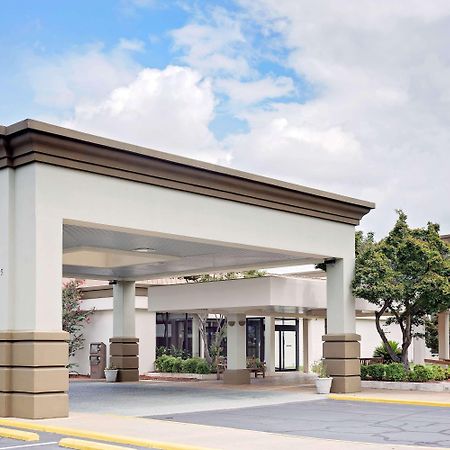 Days Inn By Wyndham Montgomery Near Aum Ngoại thất bức ảnh