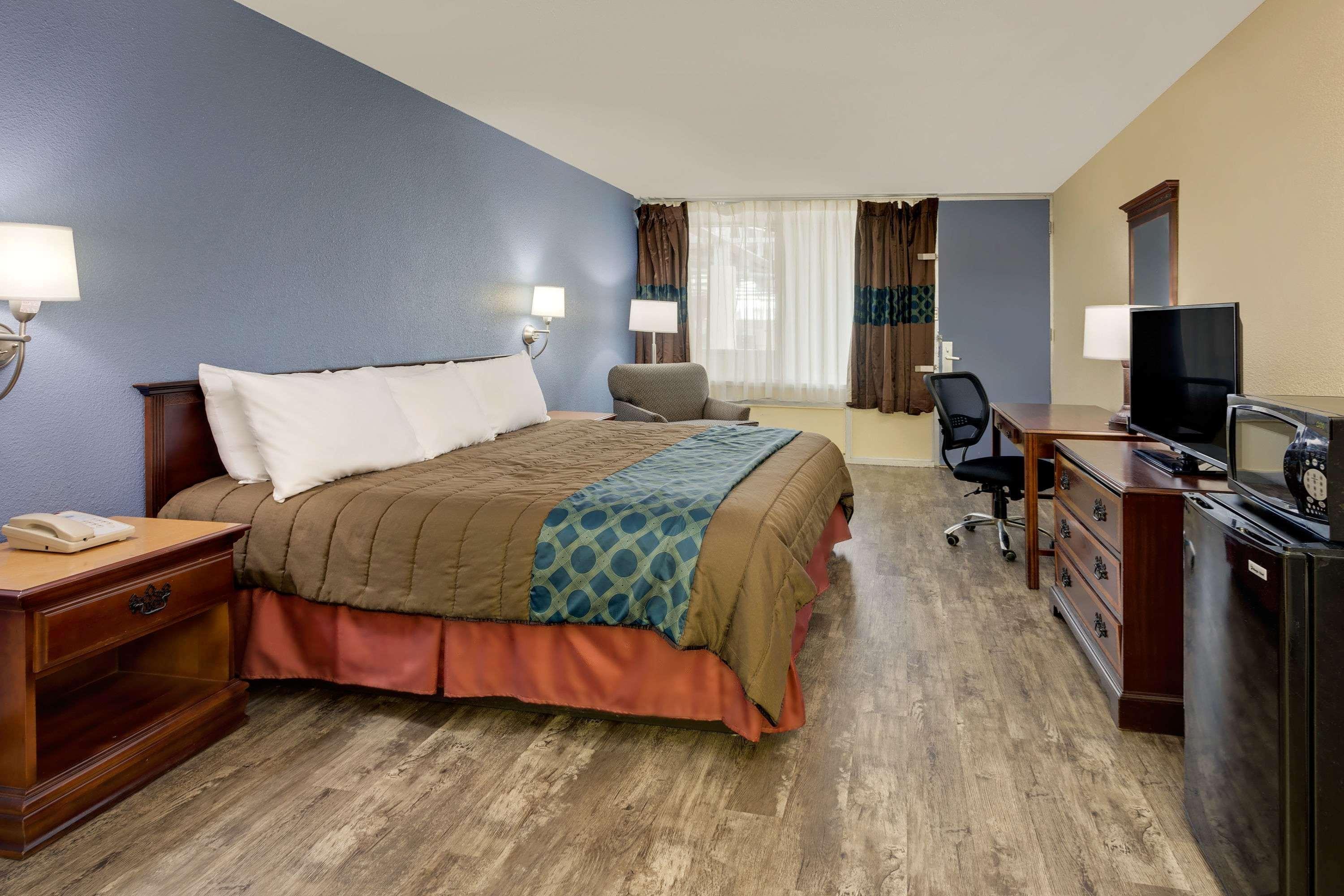 Days Inn By Wyndham Montgomery Near Aum Ngoại thất bức ảnh