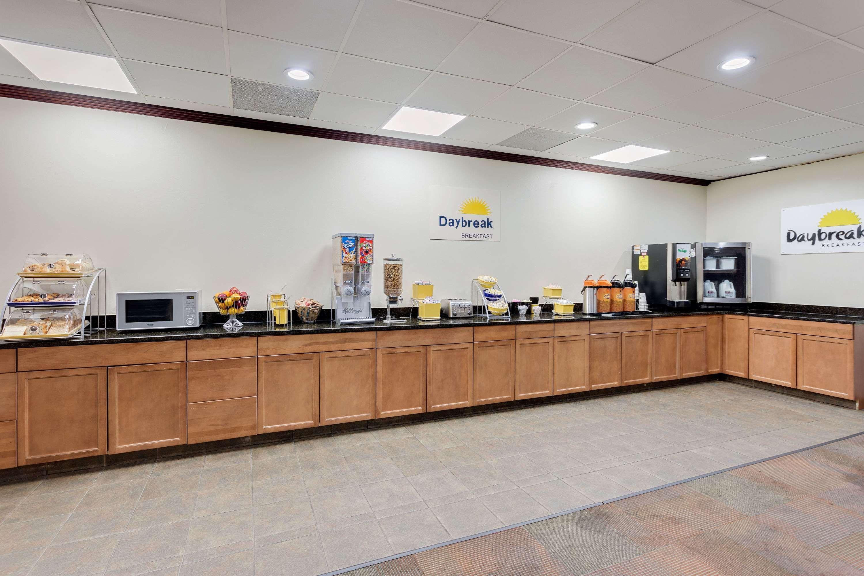 Days Inn By Wyndham Montgomery Near Aum Ngoại thất bức ảnh