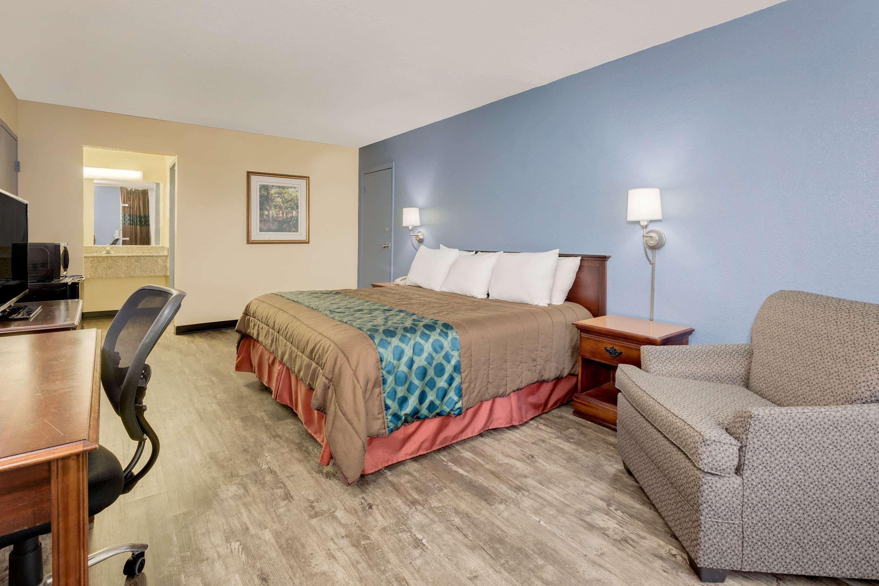 Days Inn By Wyndham Montgomery Near Aum Ngoại thất bức ảnh