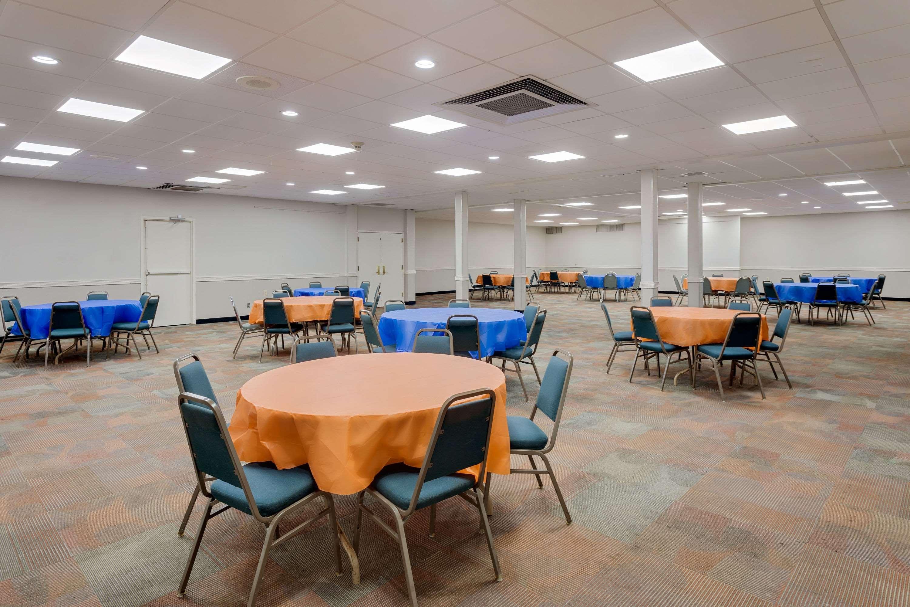 Days Inn By Wyndham Montgomery Near Aum Ngoại thất bức ảnh
