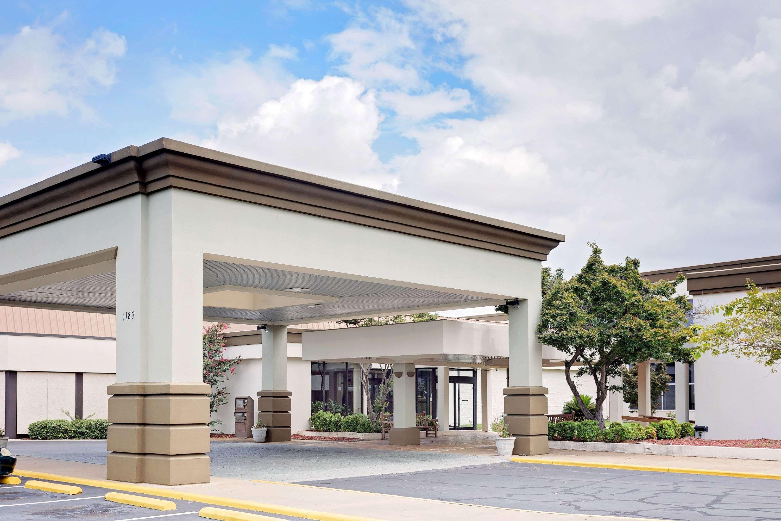 Days Inn By Wyndham Montgomery Near Aum Ngoại thất bức ảnh