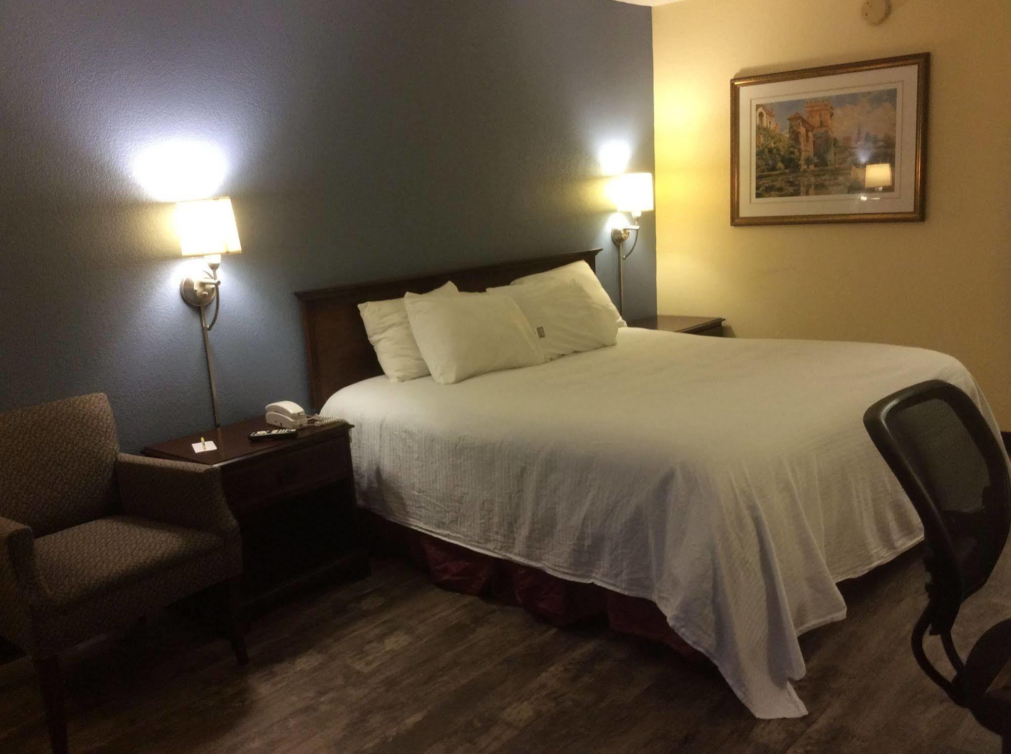 Days Inn By Wyndham Montgomery Near Aum Ngoại thất bức ảnh