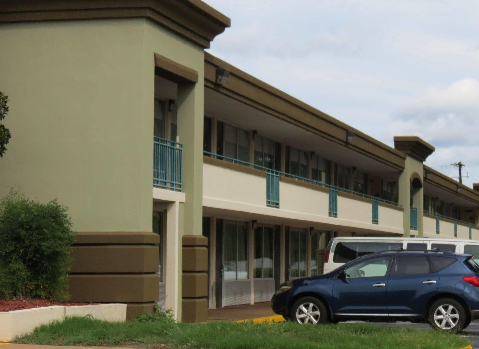 Days Inn By Wyndham Montgomery Near Aum Ngoại thất bức ảnh