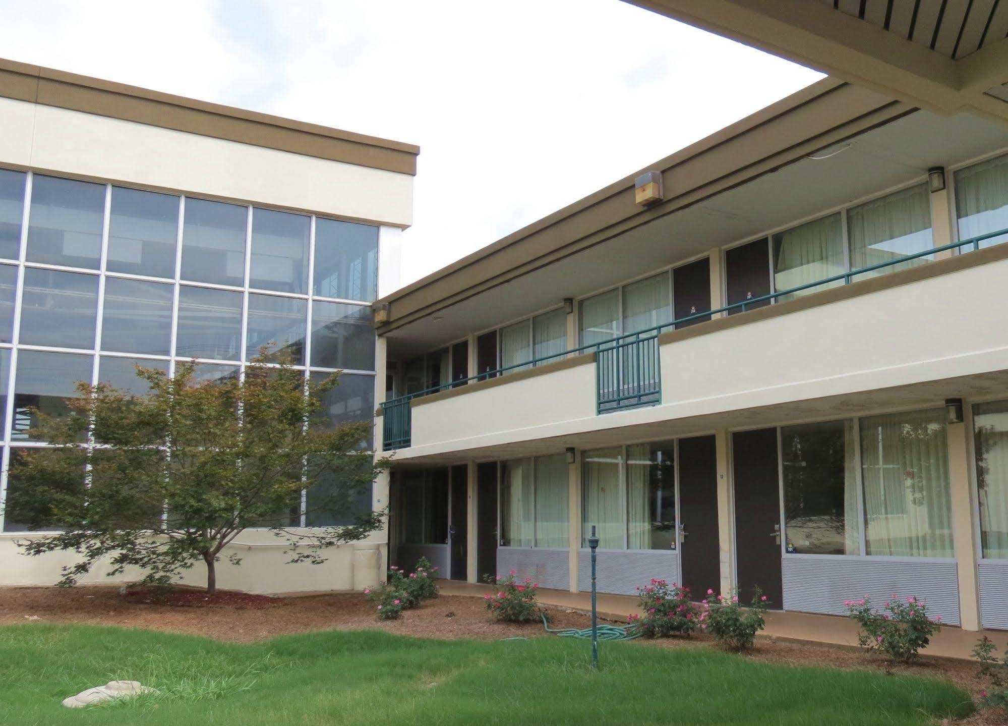 Days Inn By Wyndham Montgomery Near Aum Ngoại thất bức ảnh