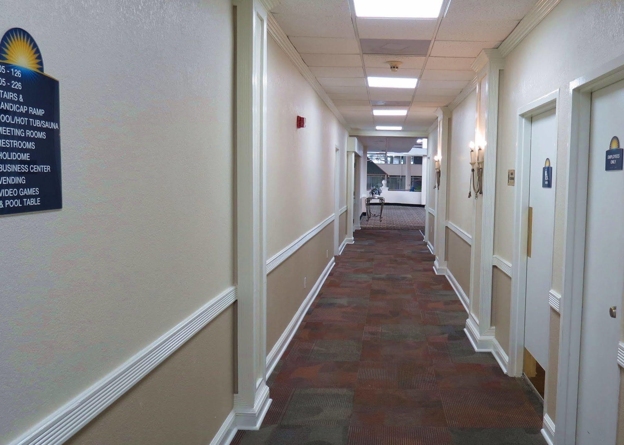 Days Inn By Wyndham Montgomery Near Aum Ngoại thất bức ảnh