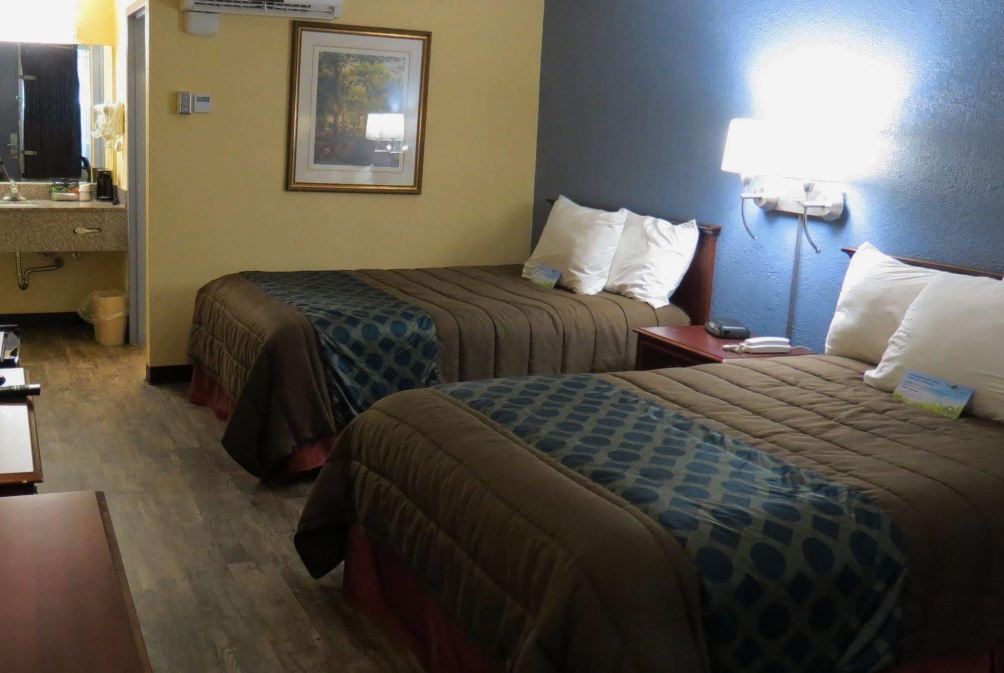 Days Inn By Wyndham Montgomery Near Aum Ngoại thất bức ảnh