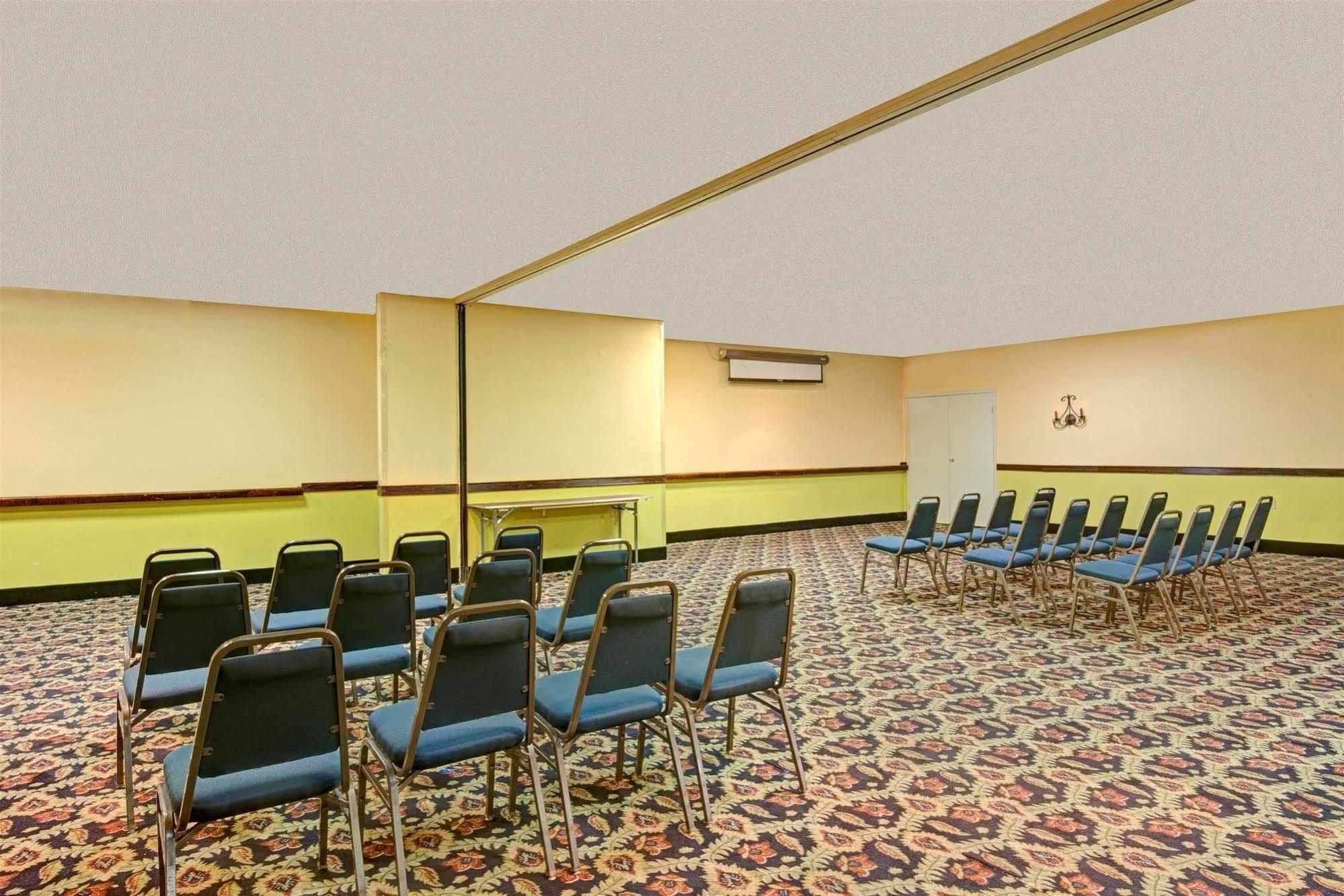 Days Inn By Wyndham Montgomery Near Aum Ngoại thất bức ảnh