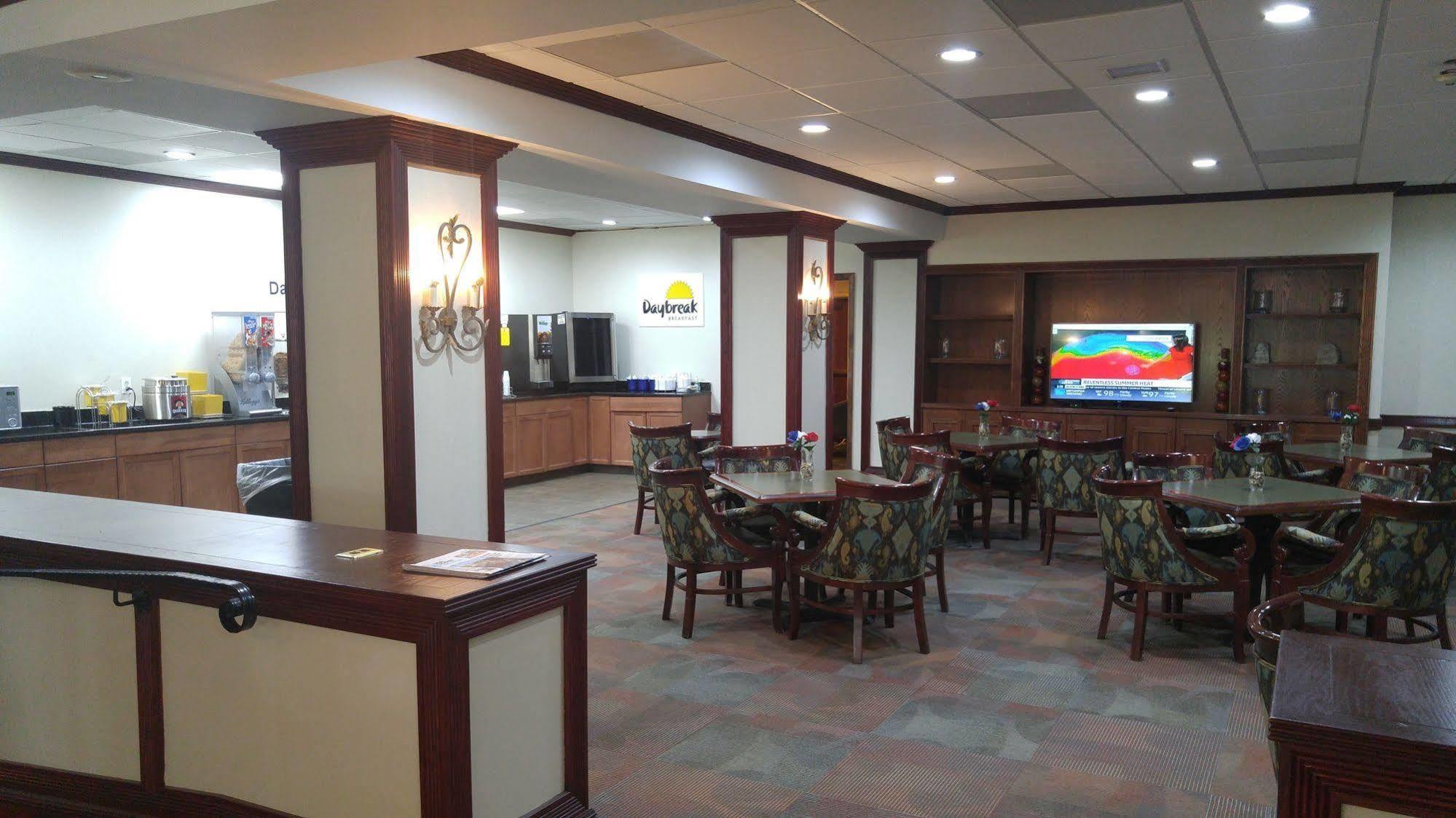 Days Inn By Wyndham Montgomery Near Aum Ngoại thất bức ảnh